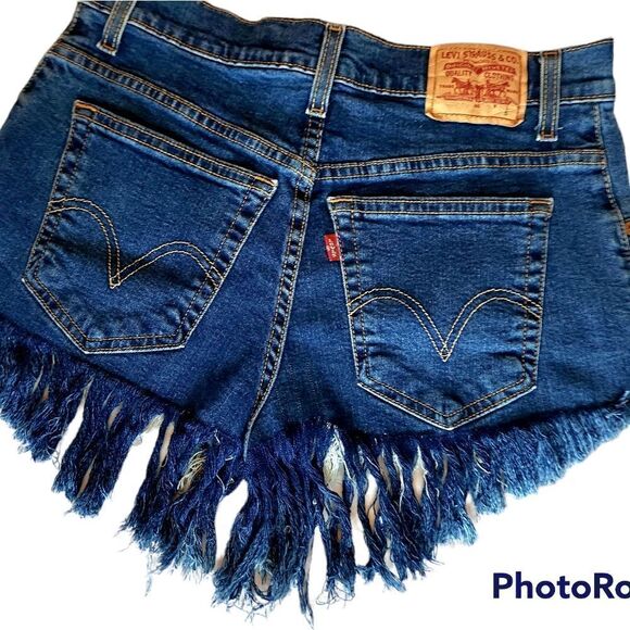 Vintage high rise Levi's cheeky shorts - Picture 2 of 7